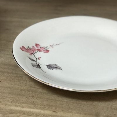 Round vintage platter with floral decorations