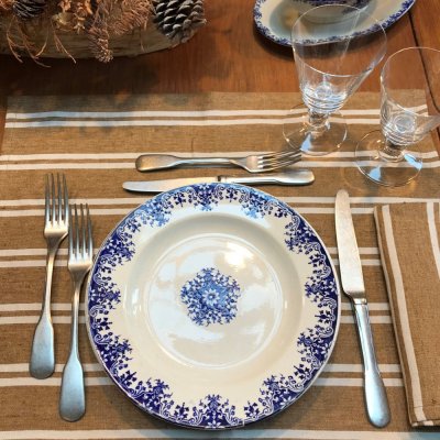 Vintage table set with blu decoration.