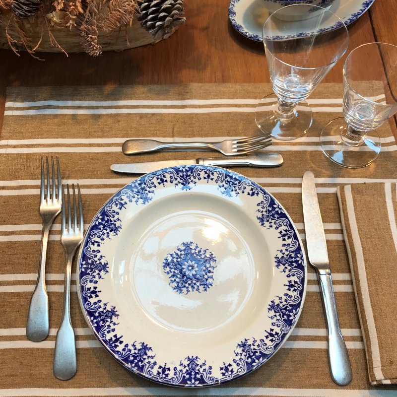 Vintage table set with blu decoration. 