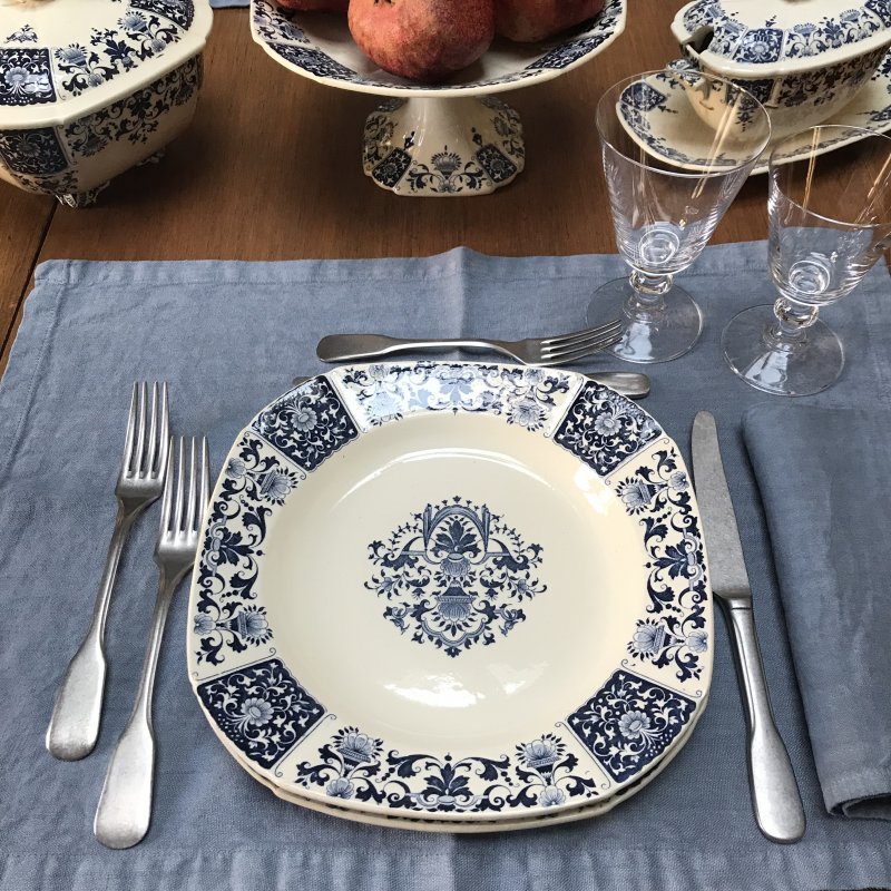 Vintage table set with blu decoration