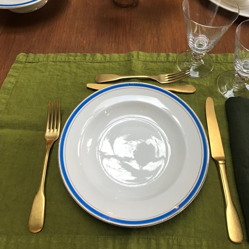 Vintage table set with blue rope and gold line