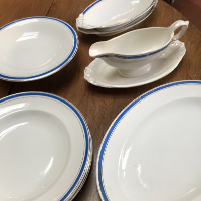 Vintage table set with blue rope and gold line